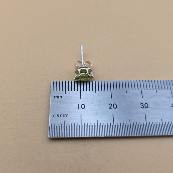 Sterling Silver Small Green Gem Peridot Stud Earrings A5662 - Picture 5 of 6